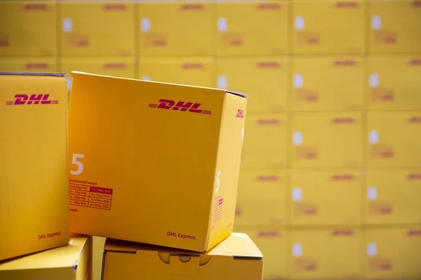 découvrez comment contacter dhl gratuitement pour toutes vos questions et préoccupations. accédez facilement aux informations nécessaires pour un service client rapide et efficace.