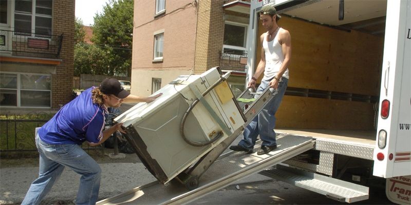 découvrez nos conseils et astuces pour porter des meubles lourds lors de votre déménagement. apprenez les techniques de levage sécurisées, les équipements essentiels à utiliser et les meilleures pratiques pour déplacer vos objets encombrants sans risque de blessure ni de dommages.