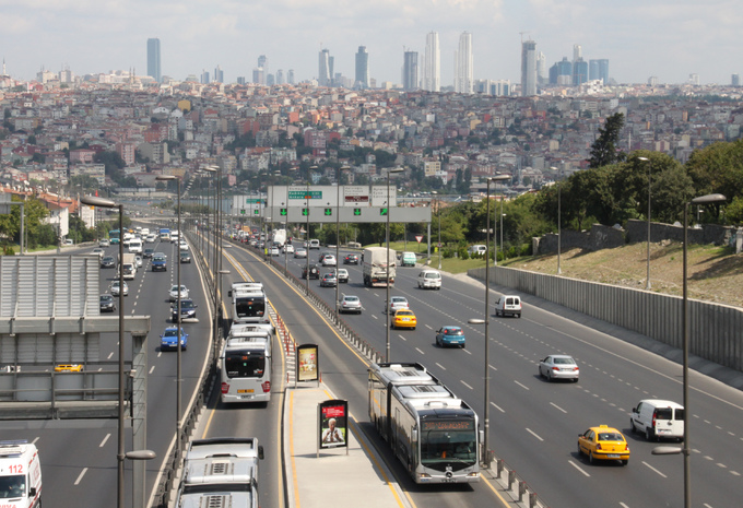 découvrez les paysages époustouflants et les routes pittoresques de la turquie. roulez à travers des villes historiques, des montagnes majestueuses et le long de la magnifique côte égéenne. une aventure inoubliable vous attend en explorant ce pays fascinant sur quatre roues.