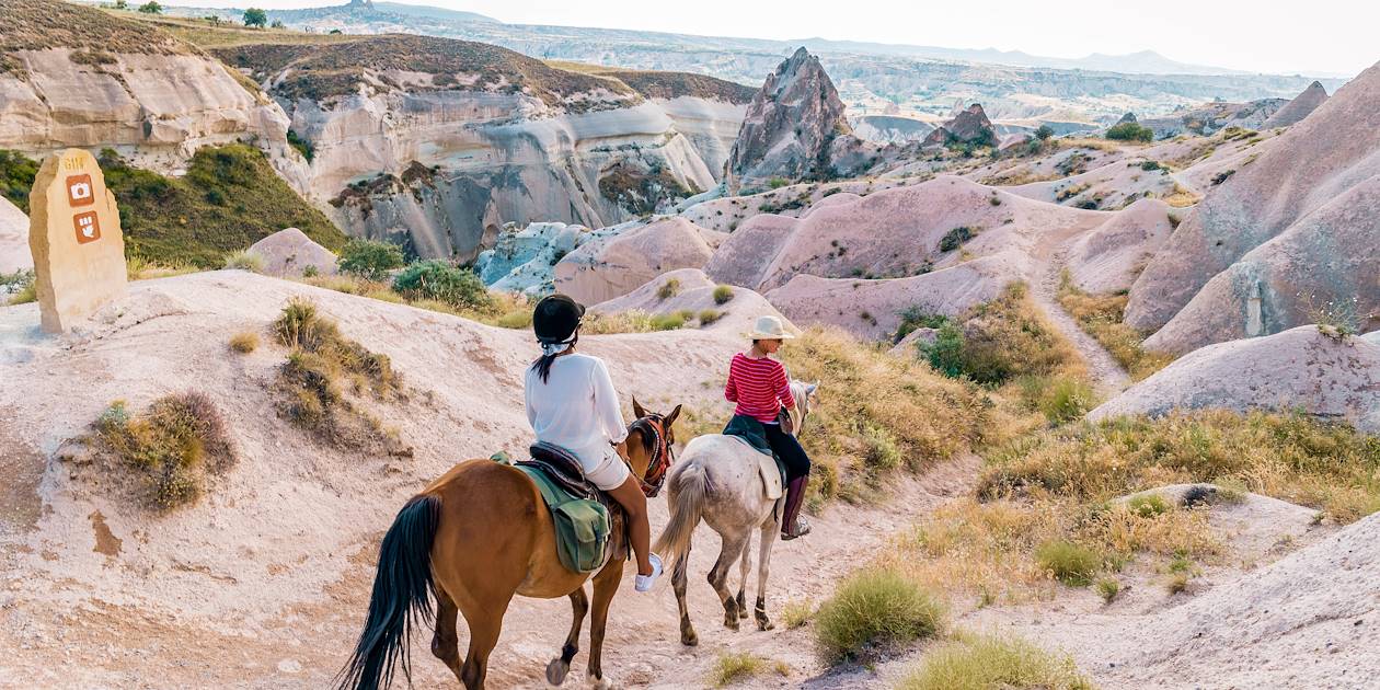 découvrez les meilleures options de déplacement en turquie, que ce soit pour explorer les paysages majestueux, visiter des sites historiques ou profiter de la culture locale. planifiez votre voyage en toute simplicité grâce à nos conseils sur les transports en commun, les locations de voiture et les astuces pour naviguer dans ce magnifique pays.