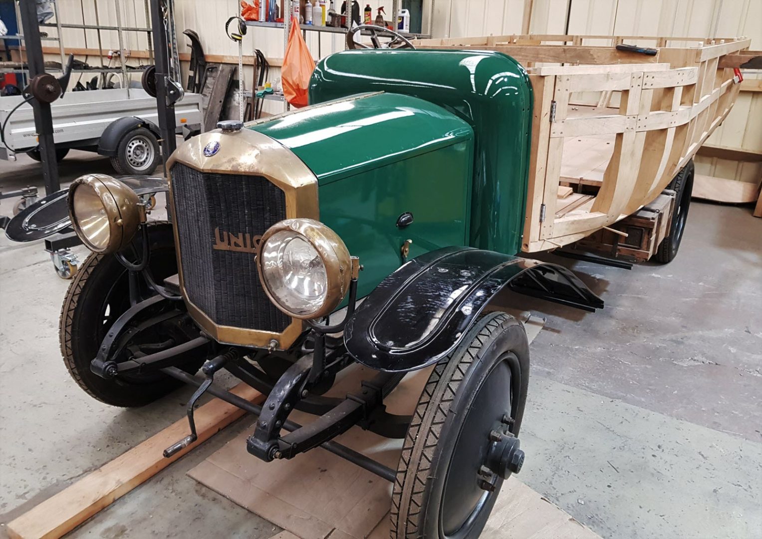 découvrez notre service de transport dédié aux voitures anciennes, garantissant un déplacement sécurisé et adapté à vos précieuses automobiles. profitez d'une expertise reconnue pour préserver l'intégrité de votre véhicule lors de chaque trajet.