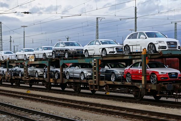 découvrez les avantages du transport de voiture par train : sécurité, efficacité et respect de l'environnement. optimisez vos trajets tout en préservant votre véhicule grâce à cette solution pratique et économique.