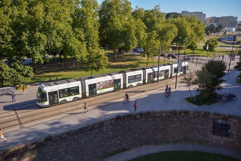 découvrez les meilleures options de transport à nantes : tramway, bus, vélo et services de covoiturage pour explorer la ville facilement et confortablement.