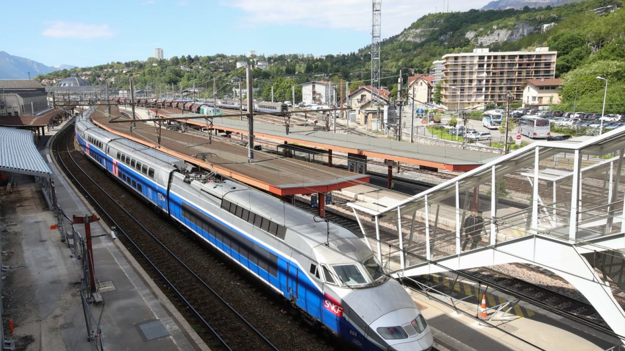 découvrez les meilleures options de transport entre paris et annecy avec notre guide complet. que vous préfériez le train, le bus ou la voiture, trouvez les solutions adaptées à vos besoins pour un voyage confortable et agréable.