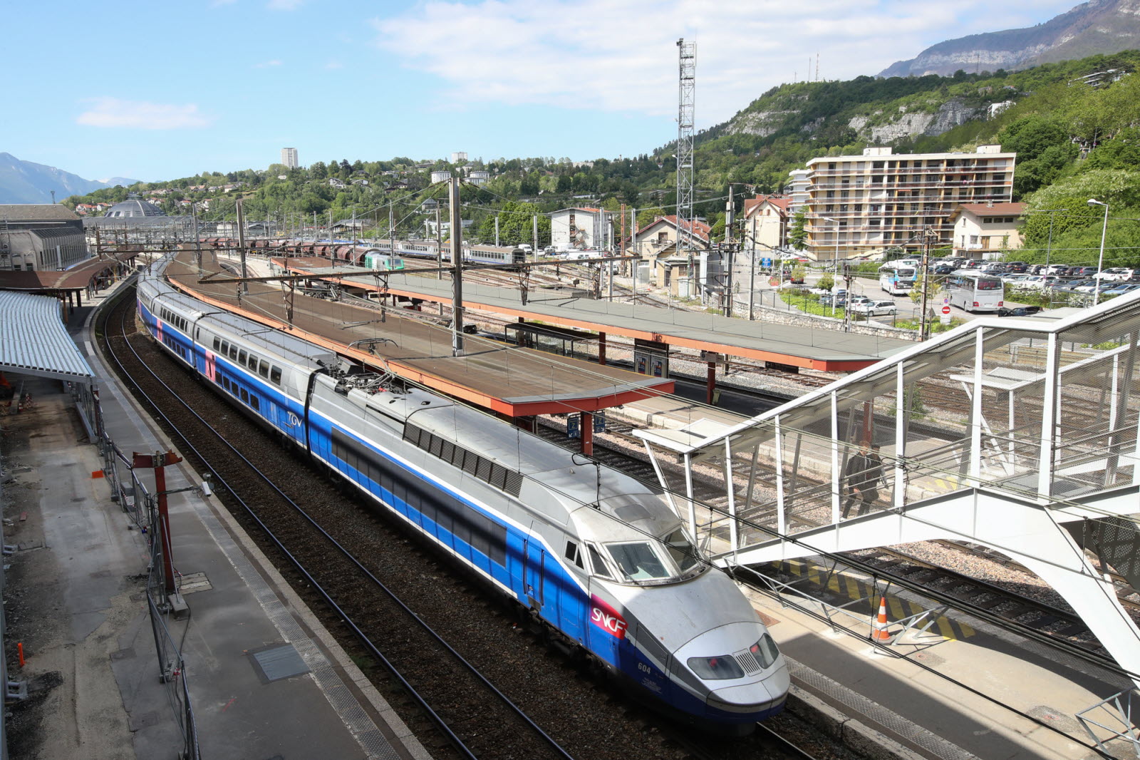 découvrez les meilleures options de transport entre paris et annecy avec notre guide complet. que vous préfériez le train, le bus ou la voiture, trouvez les solutions adaptées à vos besoins pour un voyage confortable et agréable.