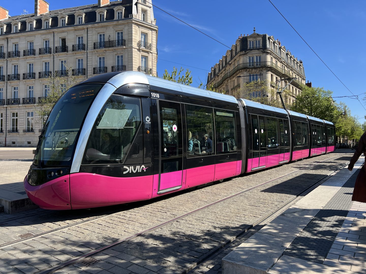 découvrez les meilleures options de transport à dijon : bus, tramway, vélo et services de taxi pour explorer la ville facilement et agréablement.