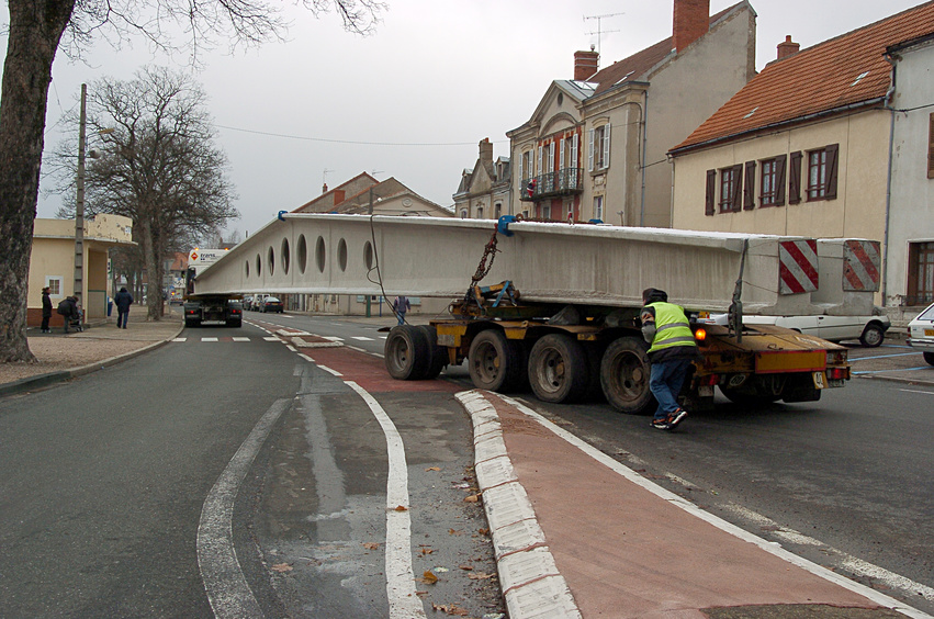 découvrez tout sur le transport hors gabarit : réglementation, défis logistiques, et meilleures pratiques pour assurer la sécurité et l'efficacité de vos cargaisons hors normes.