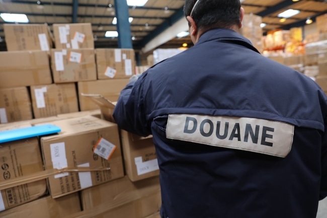 découvrez les services d'un commissionnaire en douane : votre expert pour le dédouanement rapide, la gestion des formalités douanières et le respect des réglementations internationales. facilitez vos échanges commerciaux et optimisez vos délais de livraison.