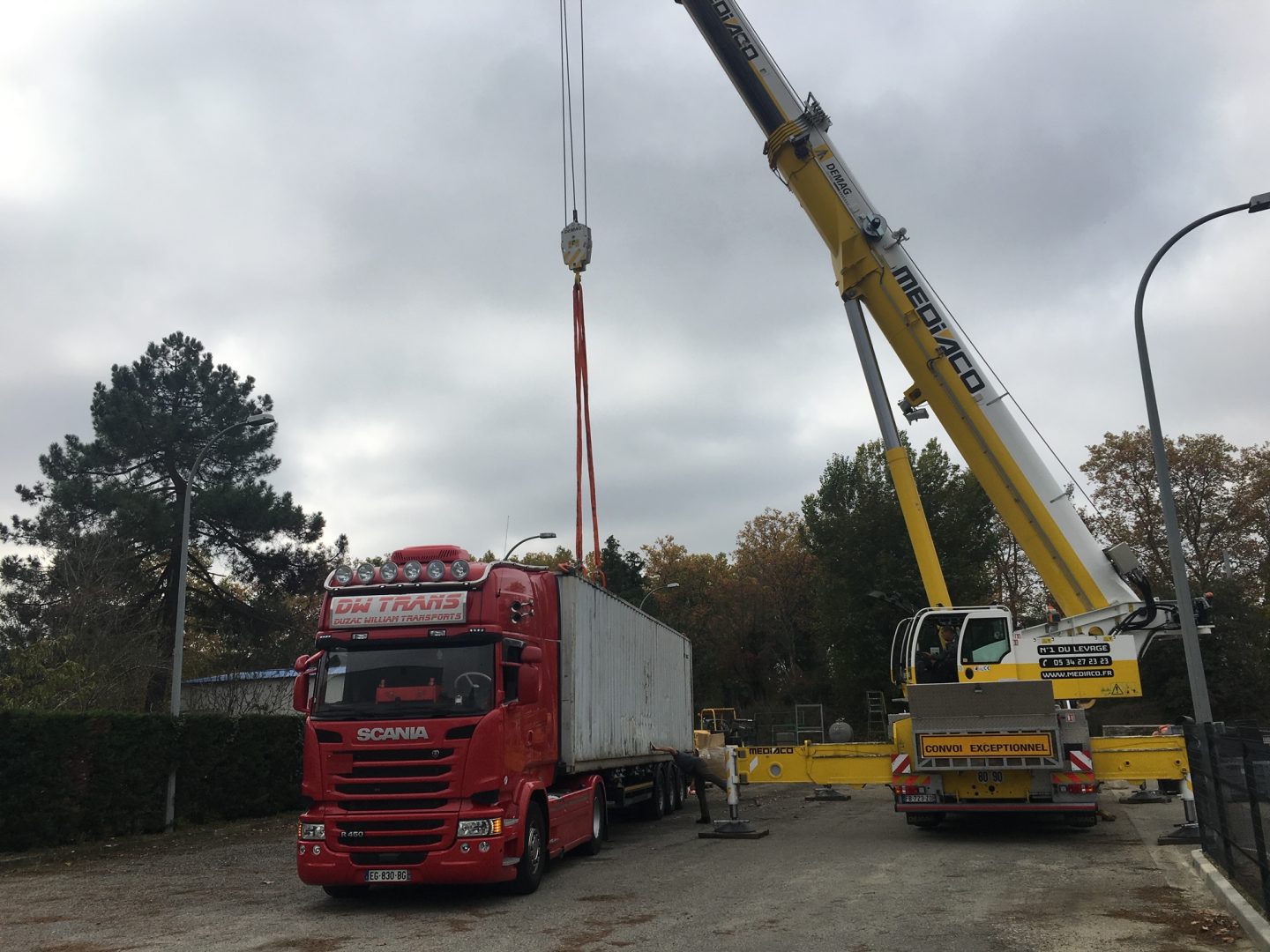 découvrez nos services spécialisés en transport d'engins de chantier. nous assurons des transferts sécurisés et efficaces pour vos machines lourdes, garantissant un service rapide et fiable pour vos projets de construction.