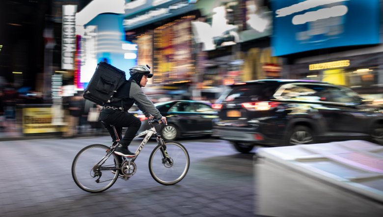 découvrez les responsabilités d'un coursier : gestion des livraisons, respect des délais, communication avec les clients et bien plus encore. apprenez comment un coursier contribue au bon fonctionnement de la logistique urbaine.