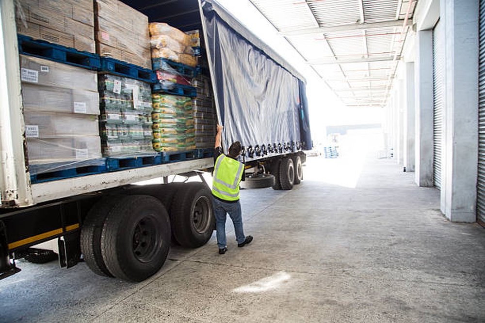 découvrez les enjeux et responsabilités liés au chargement de camions. apprenez comment garantir la sécurité, éviter les accidents et optimiser le transport de marchandises grâce à des pratiques professionnelles adaptées.