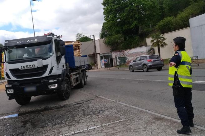 découvrez les services de transport routier à saint-germain-de-joux, offrant des solutions fiables et efficaces pour vos besoins logistiques. que ce soit pour des livraisons locales ou des trajets plus longs, notre équipe professionnelle assure un service de qualité adapté à vos attentes.