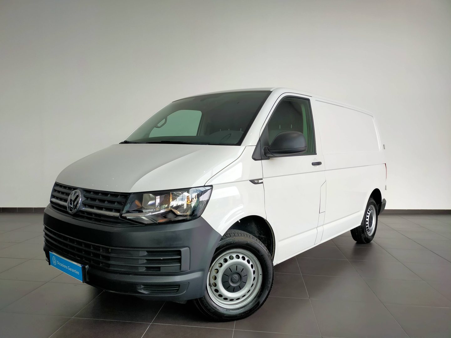 découvrez le volkswagen transporter 2020 : ses prix compétitifs et ses atouts majeurs qui en font un choix idéal pour les professionnels et les familles. explorez ses fonctionnalités innovantes, son confort exceptionnel et sa fiabilité.