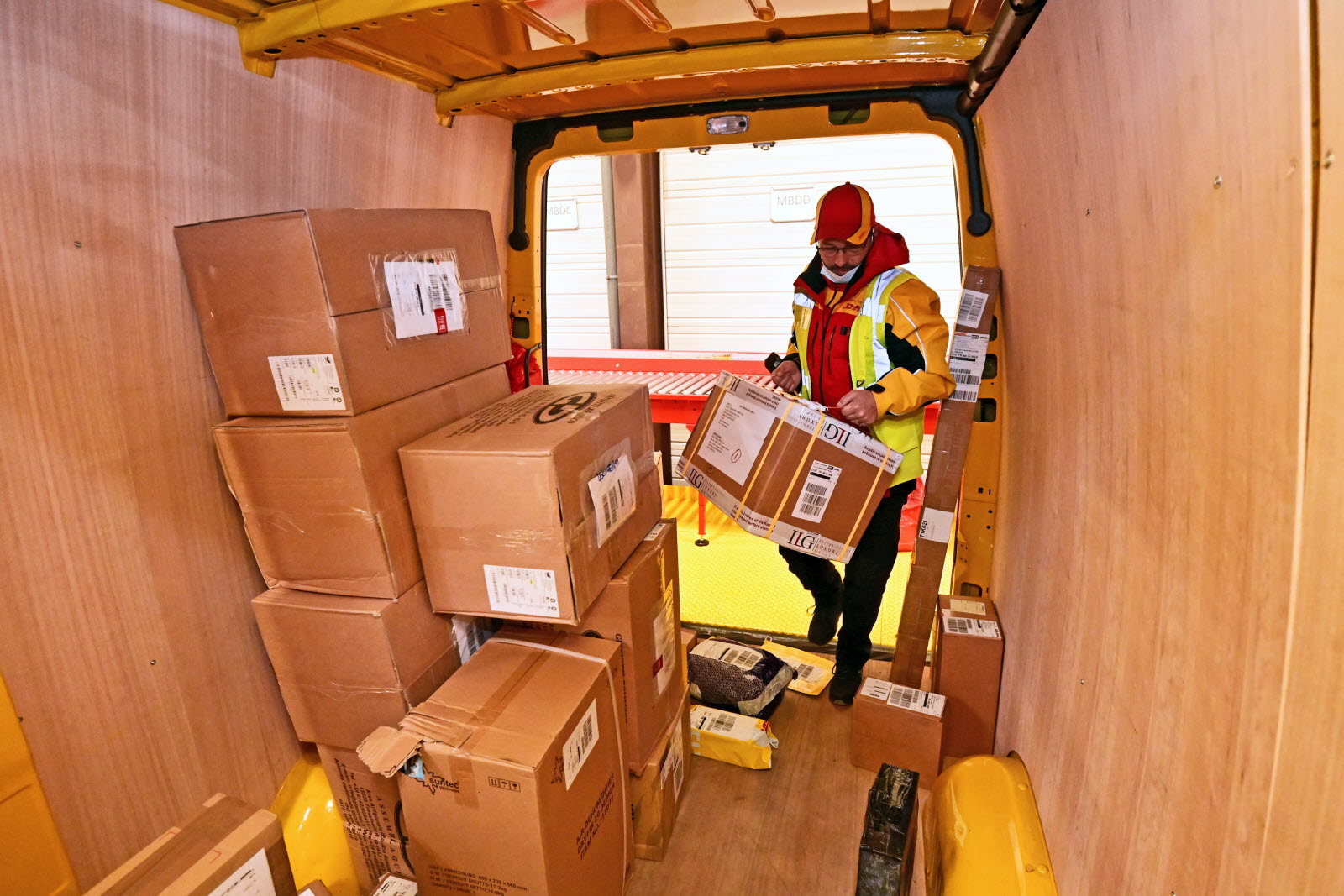 découvrez comment accéder facilement au service de livraison de colis dhl pour un envoi rapide et sécurisé. profitez d'une prise en charge professionnelle pour vos envois nationaux et internationaux.