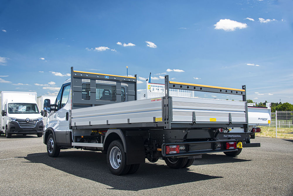 découvrez notre gamme de camions bennes, idéaux pour tous vos besoins de transport et de déblaiement. résistants et polyvalents, ils sont conçus pour faciliter vos chantiers et vos projets de construction.