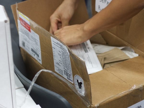 découvrez notre sélection de cartons colis adaptés à tous vos besoins d'expédition. que ce soit pour le déménagement ou l'envoi de colis, nos cartons sont robustes et disponibles en plusieurs tailles. optez pour la qualité et la sécurité de vos envois!