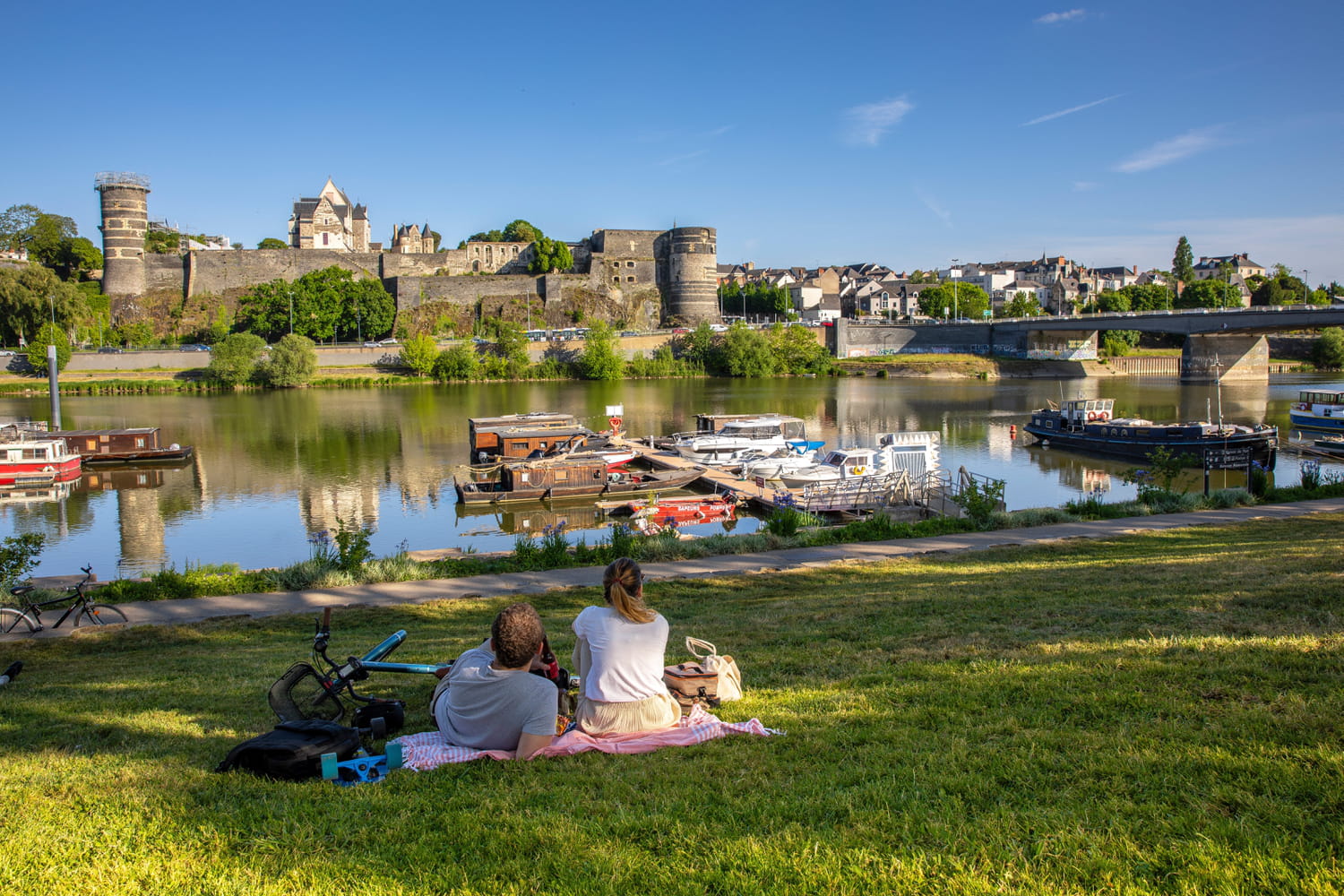 découvrez nos services de déménagement professionnels entre angers et biarritz. nous assurons un transfert rapide et sécurisé de vos biens, avec une équipe experte pour faciliter chaque étape de votre déménagement. obtenez un devis personnalisé et déménagez en toute sérénité.