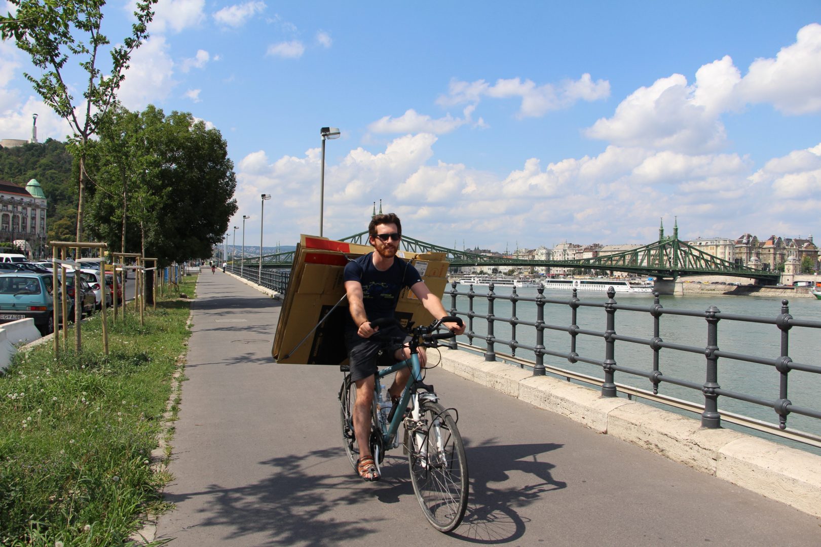 optimisez le transport de votre vélo avec nos solutions d'emballage spécialisées. protégez votre monture des chocs et des intempéries grâce à des matériaux de qualité. idéal pour les voyages ou le stockage, notre guide vous aide à assurer la sécurité de votre vélo durant le transport.