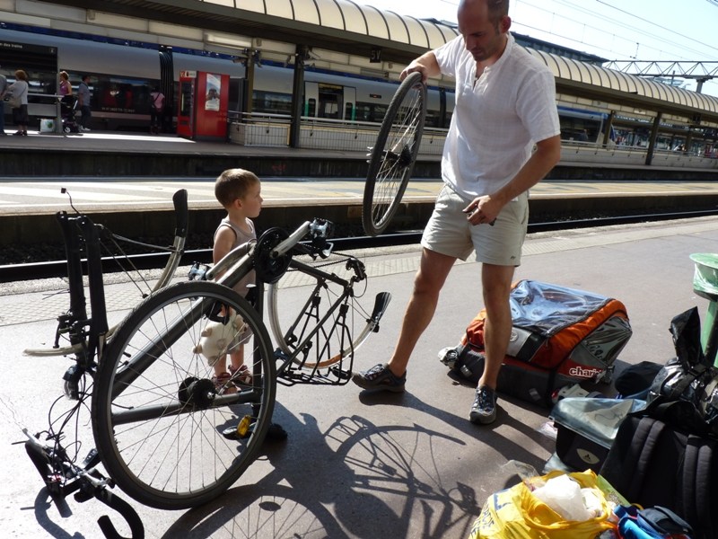 découvrez comment envoyer facilement votre vélo par train avec notre guide pratique. profitez de conseils utiles, d'astuces pour l'emballage et d'informations sur les tarifs et les services proposés par les compagnies ferroviaires. voyagez sereinement avec votre fidèle compagnon à deux roues!