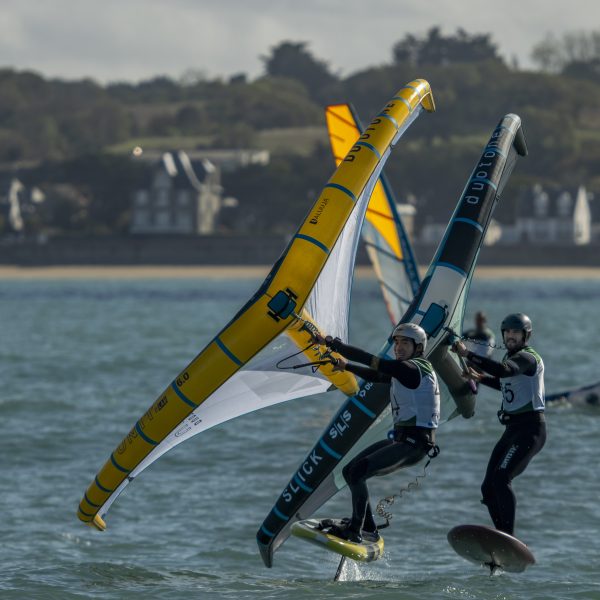 découvrez notre gamme de voiles de windsurf à envoyer pour des performances optimales sur l'eau. que vous soyez débutant ou professionnel, trouvez l'équipement qui répond à vos besoins et profitez de sensations inoubliables !