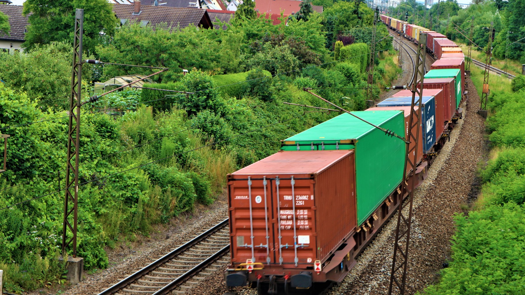 découvrez le fonctionnement du fret, un élément clé de la logistique et du transport de marchandises. apprenez comment les différents modes de transport, les réglementations et la gestion des opérations influencent l'efficacité de l'acheminement des biens à travers le monde.