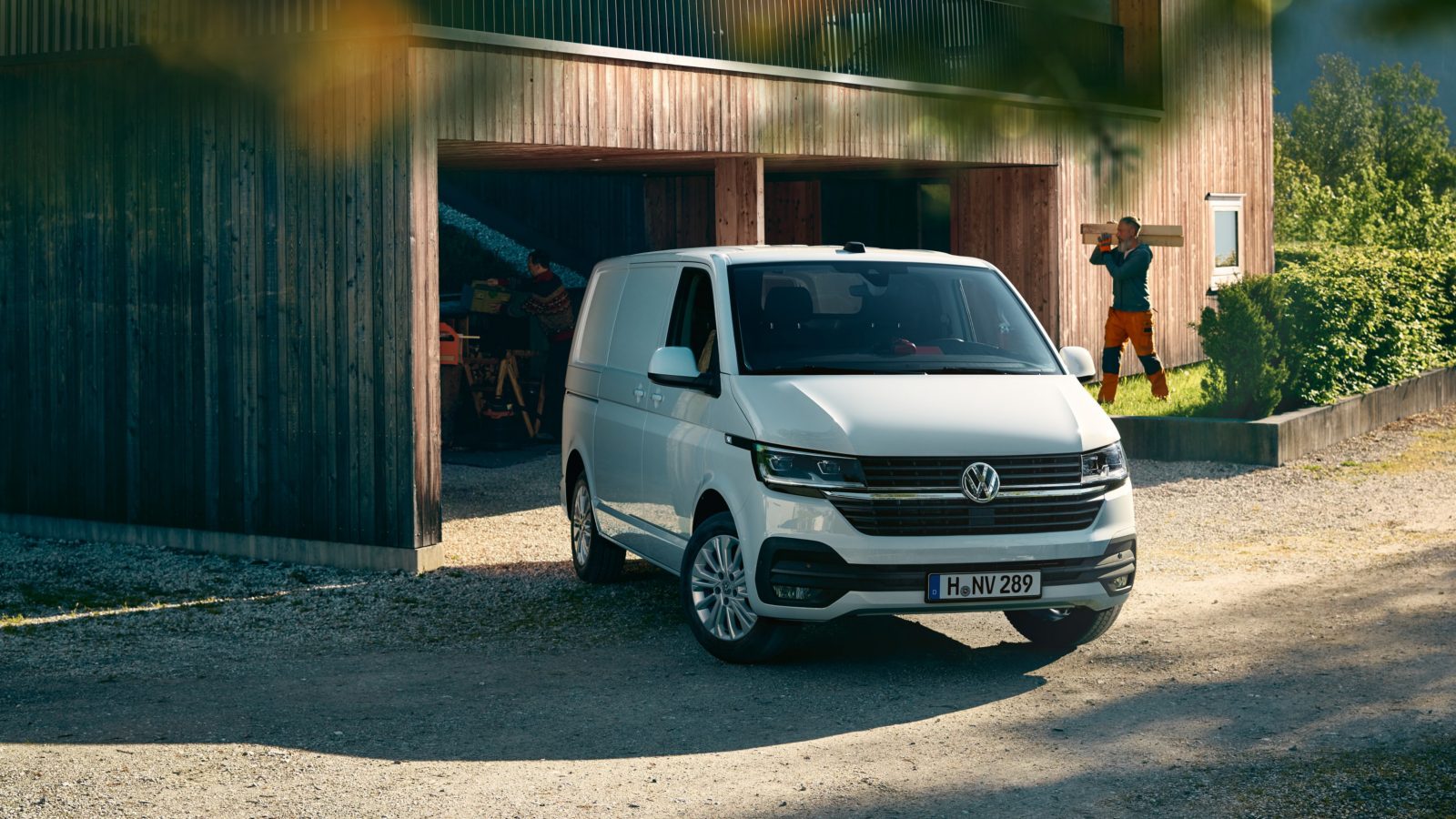 découvrez les dimensions du volkswagen transporter, y compris sa hauteur, pour vous aider à choisir le véhicule idéal pour vos besoins professionnels ou personnels. obtenez des informations détaillées sur la polyvalence et l'espace offerts par ce modèle emblématique.