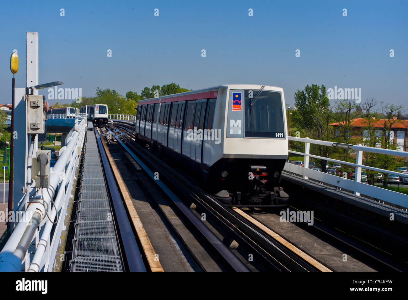 découvrez le métro de toulouse, un moyen de transport moderne et pratique pour explorer la ville rose. profitez d'un réseau de lignes efficaces qui desservent les principaux quartiers et points d'intérêt, facilitant ainsi vos déplacements au cœur de la ville.