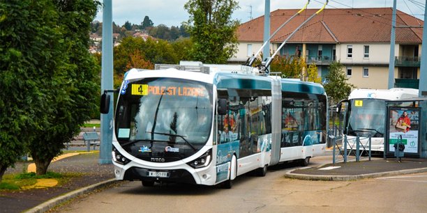 découvrez comment optimiser vos déplacements avec la carte de bus en nouvelle-aquitaine. profitez d'astuces pratiques et d'informations sur les itinéraires, les horaires et les tarifs pour un voyage facilité dans cette belle région.