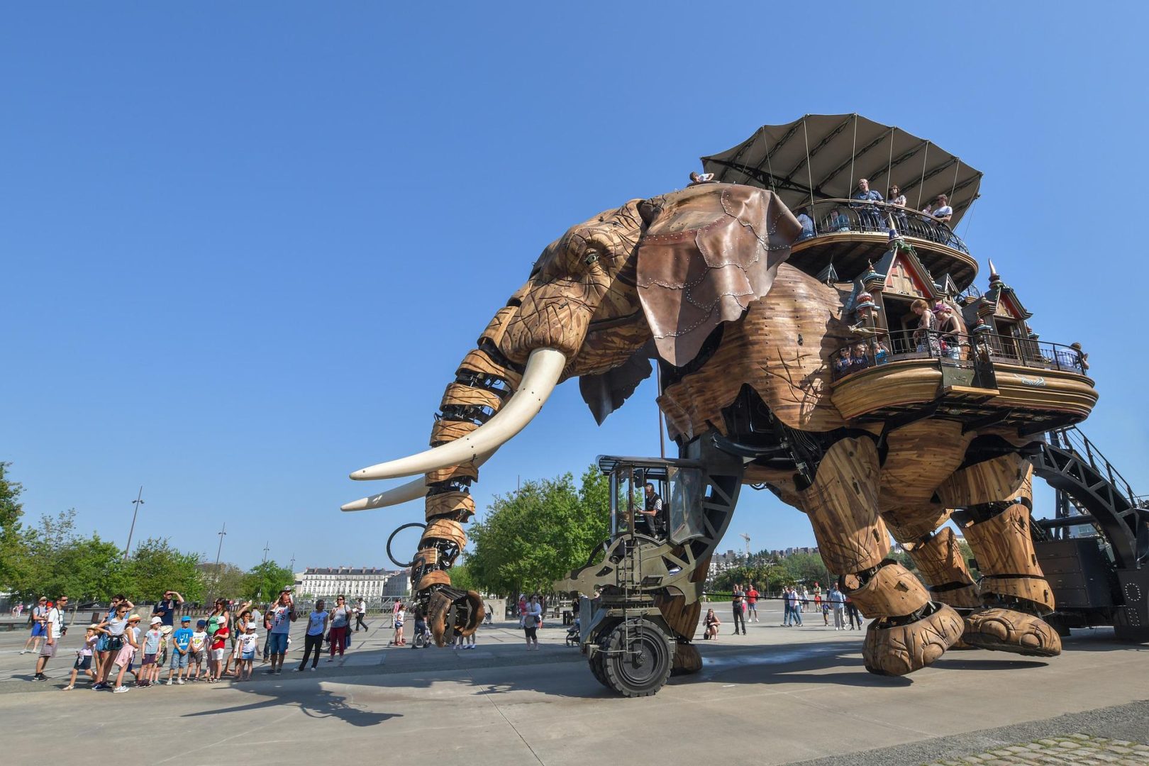 découvrez le voyage fascinant de paris à nantes, une aventure qui allie culture, gastronomie et paysages enchanteurs. explorez les incontournables de la capitale et laissez-vous séduire par l'authenticité nantaise.