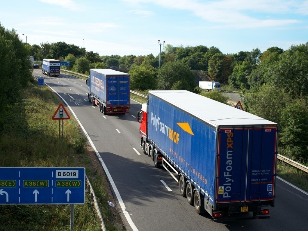 découvrez les enjeux et les innovations du plus gros transport routier. explorez les défis logistiques, les véhicules modernes et les solutions durables qui révolutionnent le secteur du transport terrestre.