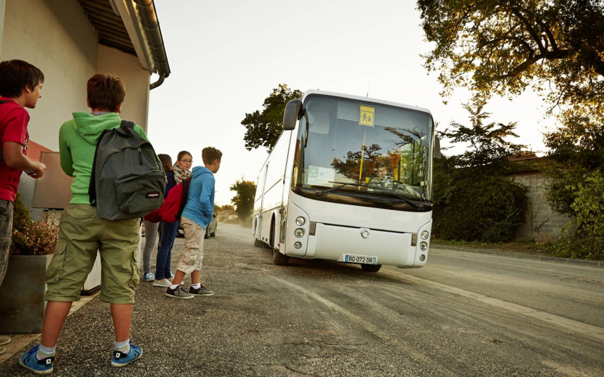 découvrez les tarifs des bus scolaires pour le déménagement. comparez les prix et choisissez la meilleure option pour assurer un transport sécurisé et économique de vos enfants vers leur nouvelle école.