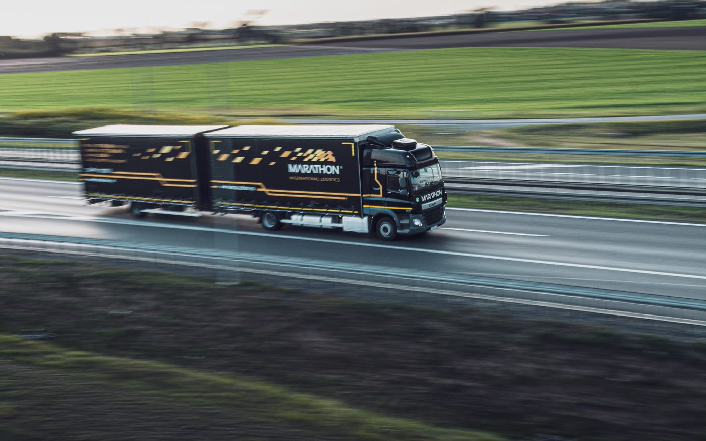 découvrez les enjeux et les obligations liés à la responsabilité de chargement des camions. apprenez comment garantir la sécurité des marchandises et respecter la législation en vigueur pour éviter les risques et accidents sur la route.