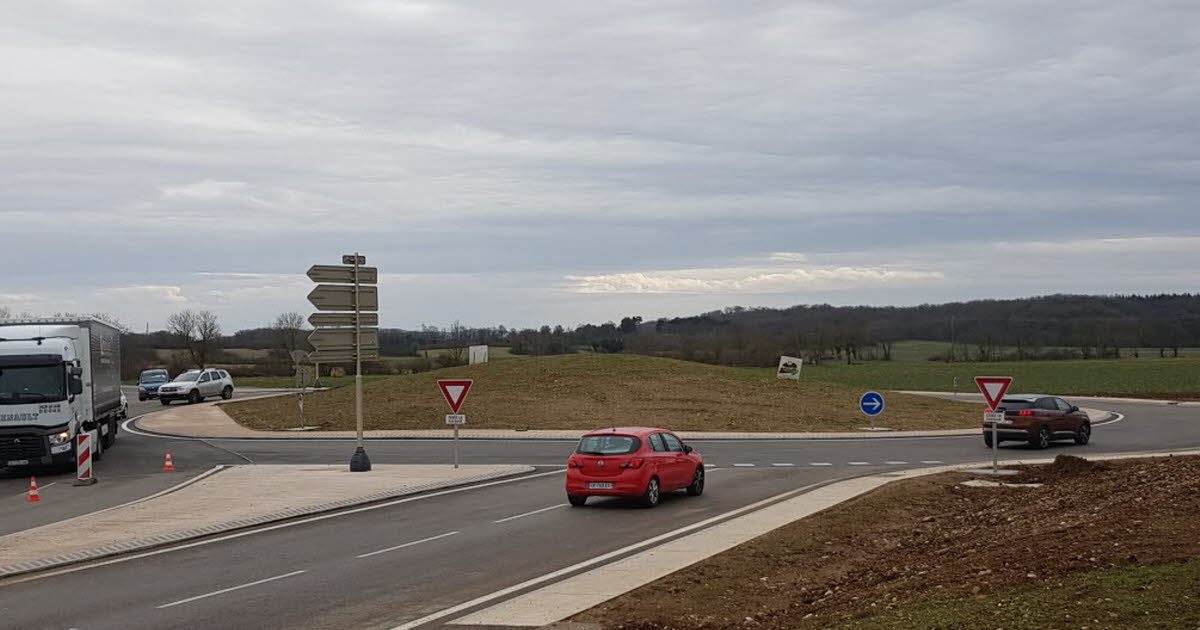 découvrez nos services de transport à saint-denis-en-bugey, offrant des solutions pratiques et efficaces pour vos déplacements. que ce soit pour un trajet quotidien, un transport de marchandises ou un service personnalisé, notre équipe s'engage à répondre à tous vos besoins de mobilité dans la région.