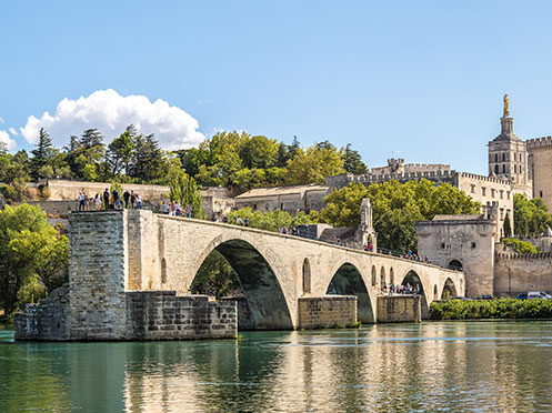 découvrez les services de transport à avignon : bus, tramway, taxis et locations de véhicules. facilitez vos déplacements dans cette belle ville provençale et explorez ses trésors tout en profitant d'un transport pratique et efficace.