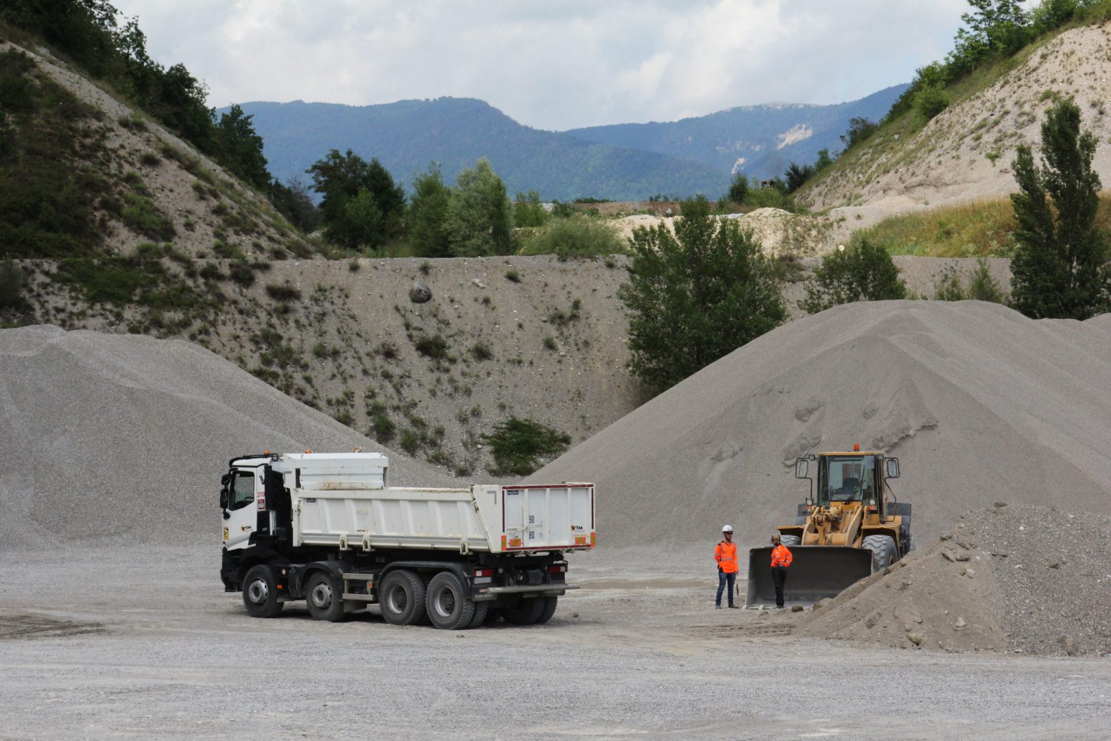 découvrez notre service de transport de colis à chazey-bons, rapide et fiable. que ce soit pour un envoi local ou national, nous garantissons la sécurité et la ponctualité de vos livraisons. faites confiance à notre équipe pour tous vos besoins d'expédition.