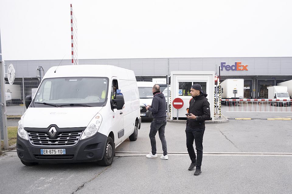 découvrez notre service de transport de colis local, rapide et fiable. que ce soit pour une livraison urgente ou régulière, nous garantissons un service de qualité pour tous vos envois dans votre région. faites confiance à notre expertise pour un transport sécurisé et efficace.