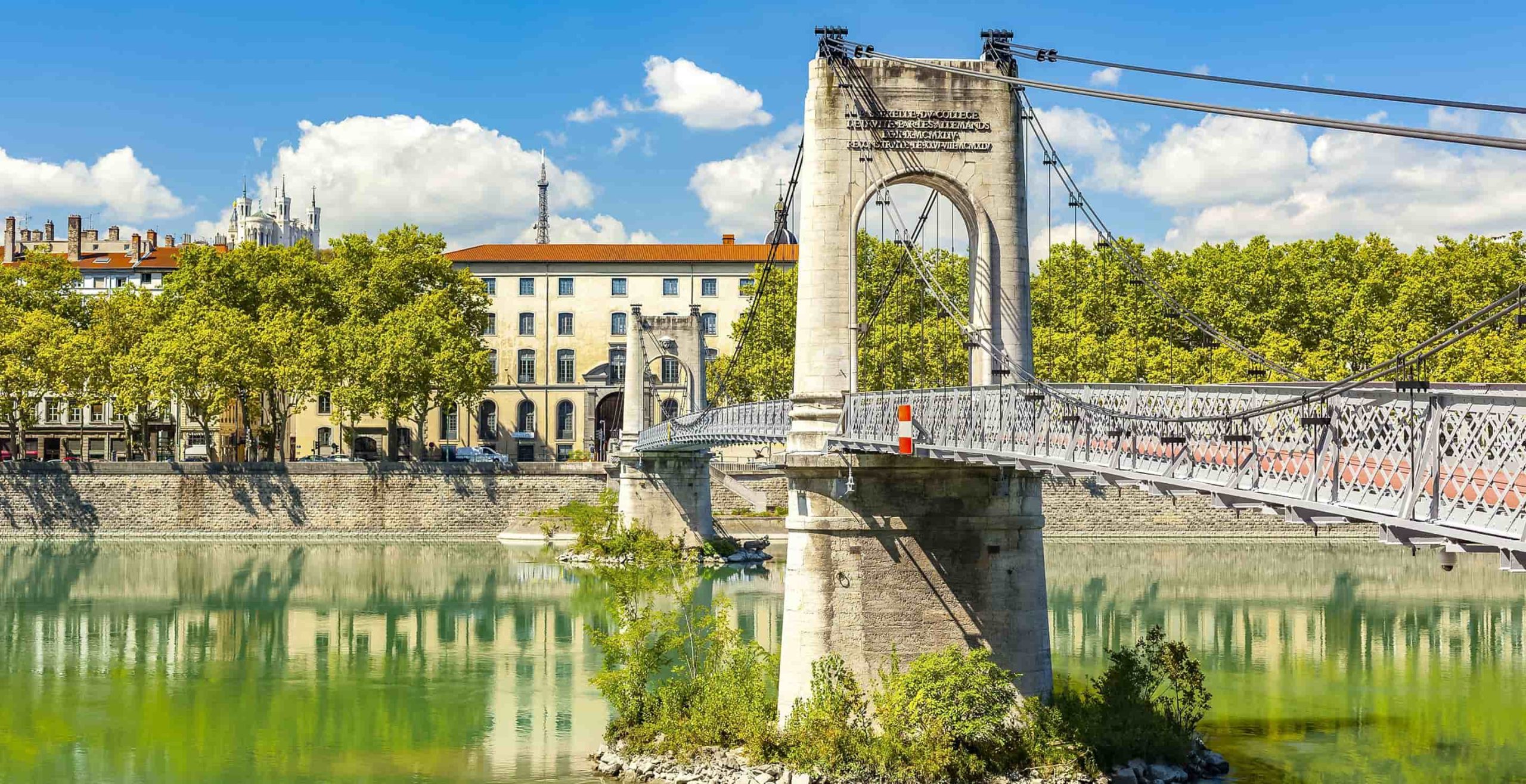 découvrez les meilleures options de transport entre marseille et lyon. que ce soit en train, en bus ou en voiture, voyagez confortablement et rapidement entre ces deux magnifiques villes françaises. profitez des conseils pratiques pour un trajet réussi.