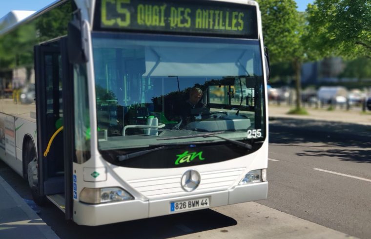 découvrez les options de transport à nantes, de l'autobus au tramway, en passant par les services de location de vélos. explorez la ville facilement et efficacement grâce à un réseau de transport bien développé qui facilite vos déplacements au cœur de la cité nantaise.