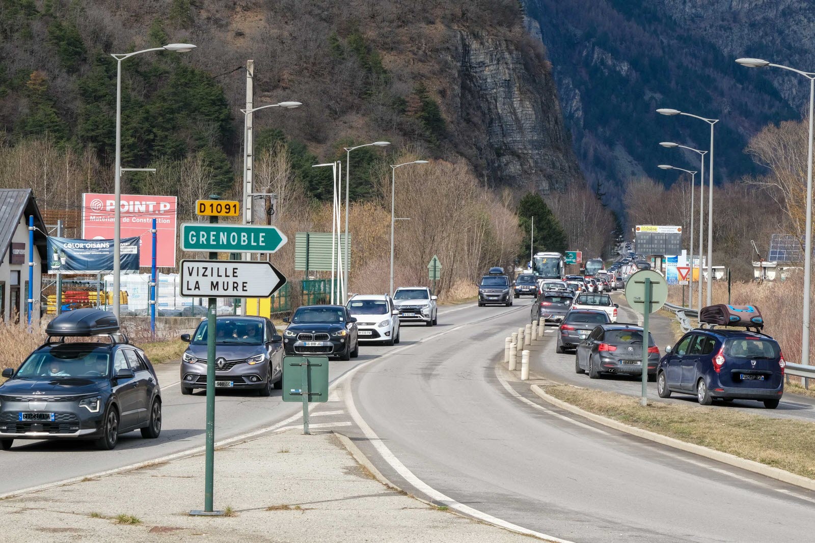 découvrez le service de transport routier à neyrolles, offrant des solutions fiables et rapides pour tous vos besoins logistiques. que ce soit pour des marchandises locales ou nationales, notre équipe assure un service de qualité et un suivi personnalisé.