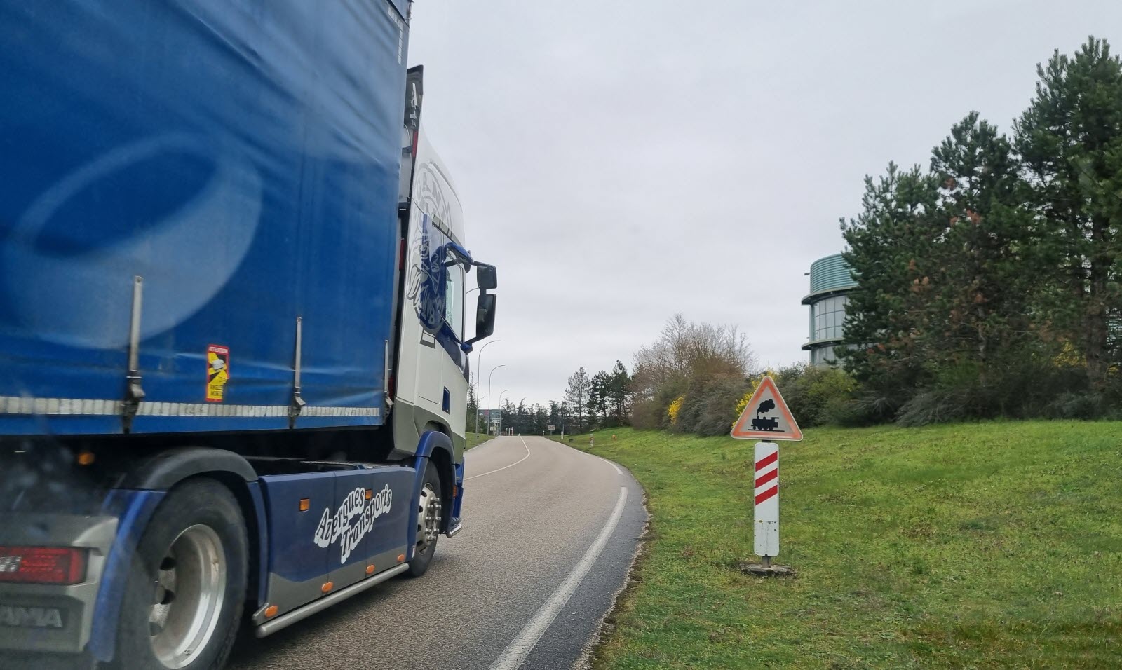 découvrez les services de transport routier à pérouges, alliant efficacité et fiabilité. que ce soit pour des livraisons locales ou des déplacements plus lointains, notre expertise vous garantit des solutions adaptées à vos besoins.