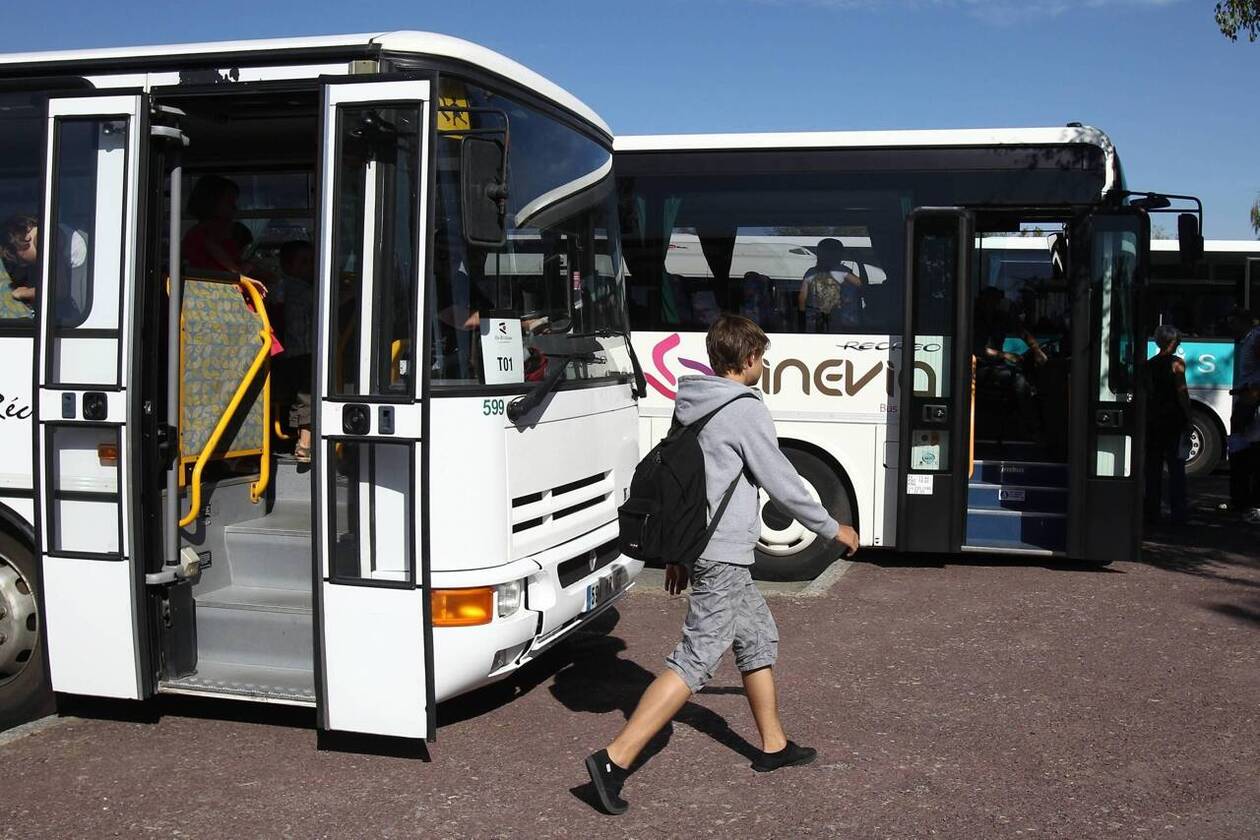 découvrez nos solutions de transport scolaire sûres et fiables pour accompagner vos enfants vers l'école. bénéficiez d'un service adapté à vos besoins et d'un suivi constant pour assurer le confort et la sécurité de vos enfants tout au long de l'année scolaire.