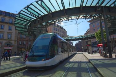 découvrez les meilleures options de transport à strasbourg : tram, bus, vélo et solutions écologiques pour naviguer facilement dans cette magnifique ville alsacienne.