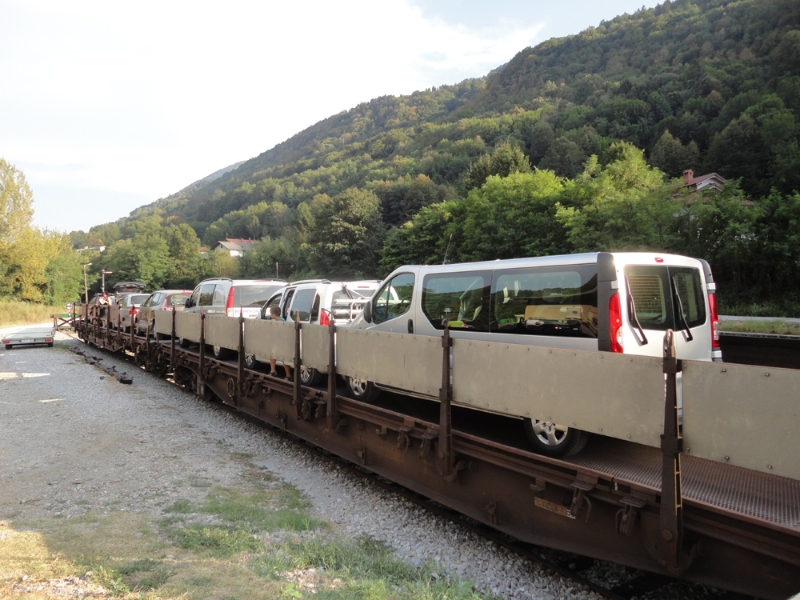 découvrez les avantages du transport de voiture par train pour un voyage en toute sérénité. optez pour une solution rapide, sécurisée et écologique, tout en préservant l'état de votre véhicule. idéal pour les longues distances, le transport ferroviaire vous permet de profiter de vos trajets sans stress.