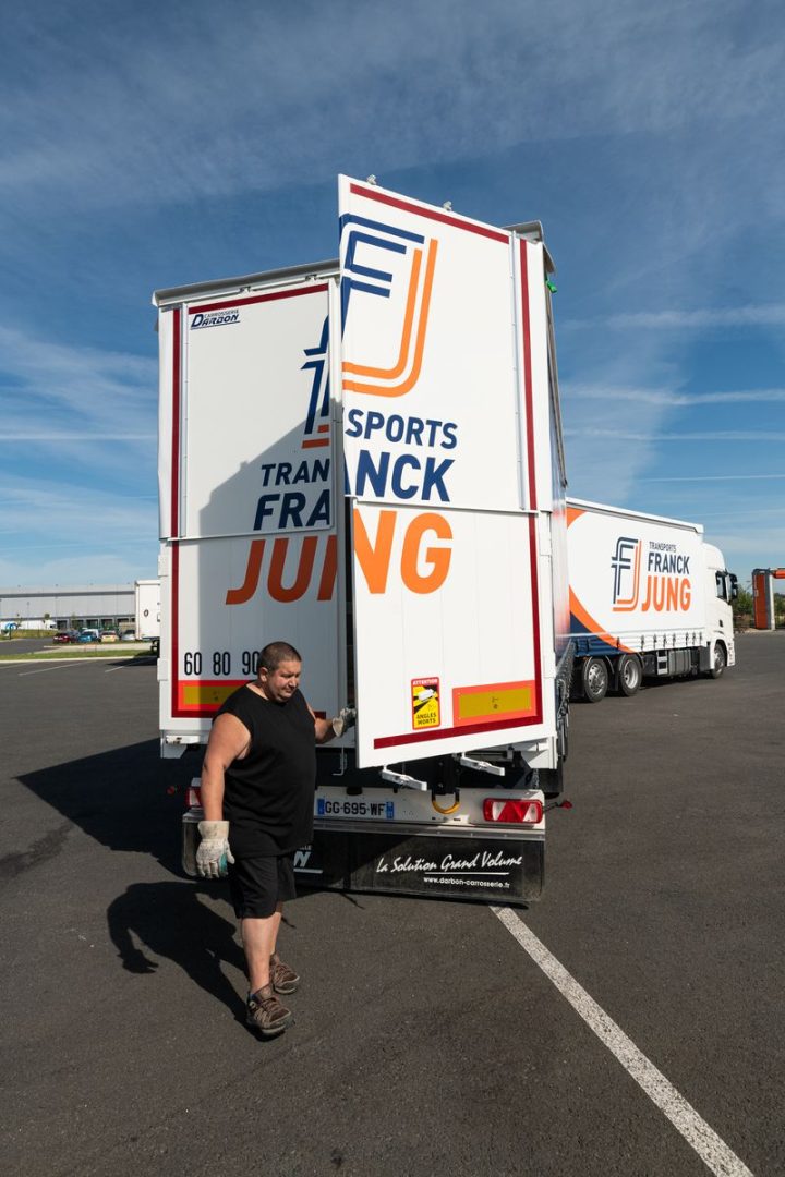 découvrez les services de transport routier en france, offrant des solutions fiables et efficaces pour tous vos besoins logistiques. nous mettons à votre disposition une flotte moderne et une expertise reconnue pour garantir la livraison de vos marchandises en toute sécurité.