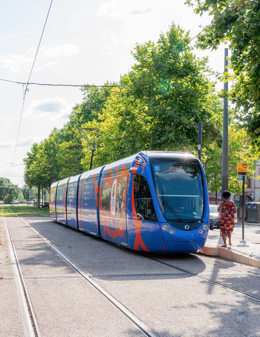 découvrez les options de transport à toulouse : tramway, bus, vélo et services de co-voiturage. facilitez vos déplacements dans la ville rose et explorez ses charmants quartiers grâce à des solutions pratiques et écologiques.