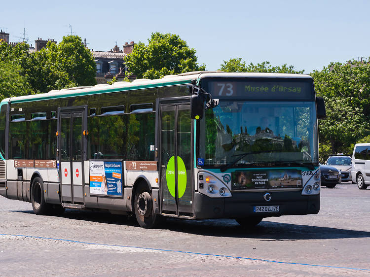 découvrez les meilleures options de transport à paris : métro, bus, tramway et services de covoiturage. naviguez facilement dans la ville lumière grâce à nos conseils et astuces pratiques pour un trajet fluide et agréable.