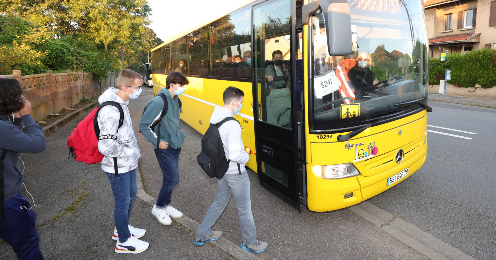 découvrez nos services de transports scolaires sécurisés et fiables, offrant des solutions adaptées pour le transport des élèves vers leur établissement. assurez la tranquillité d'esprit de vos enfants avec des trajets organisés, confortables et ponctuels.