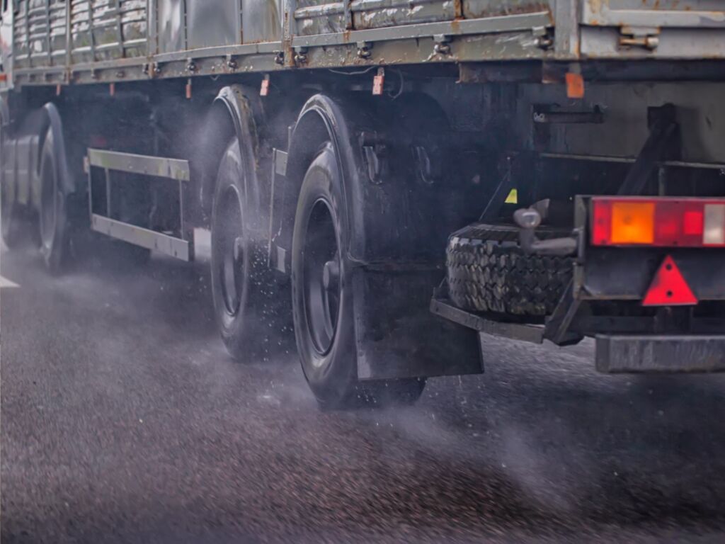 découvrez notre large sélection de véhicules lourds, adaptés à tous vos besoins professionnels. que ce soit pour le transport de marchandises ou des travaux de chantier, nos camions et engins lourds allient performance, sécurité et fiabilité.