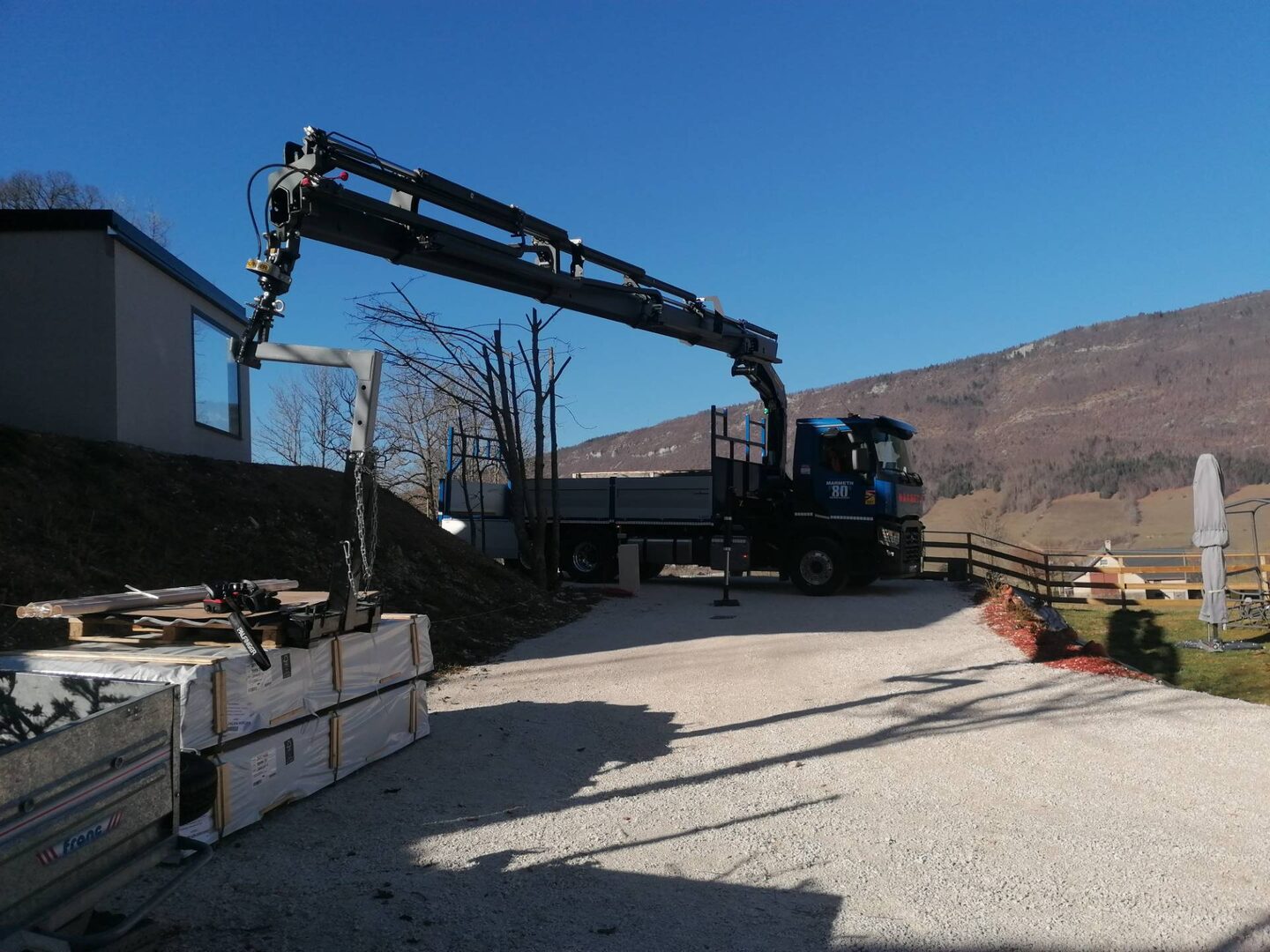 découvrez nos services de camion grue avec chauffeur pour tous vos besoins de levage et de transport. notre équipe professionnelle assure des interventions rapides et sécurisées, garantissant la réussite de vos projets dans le respect des délais.