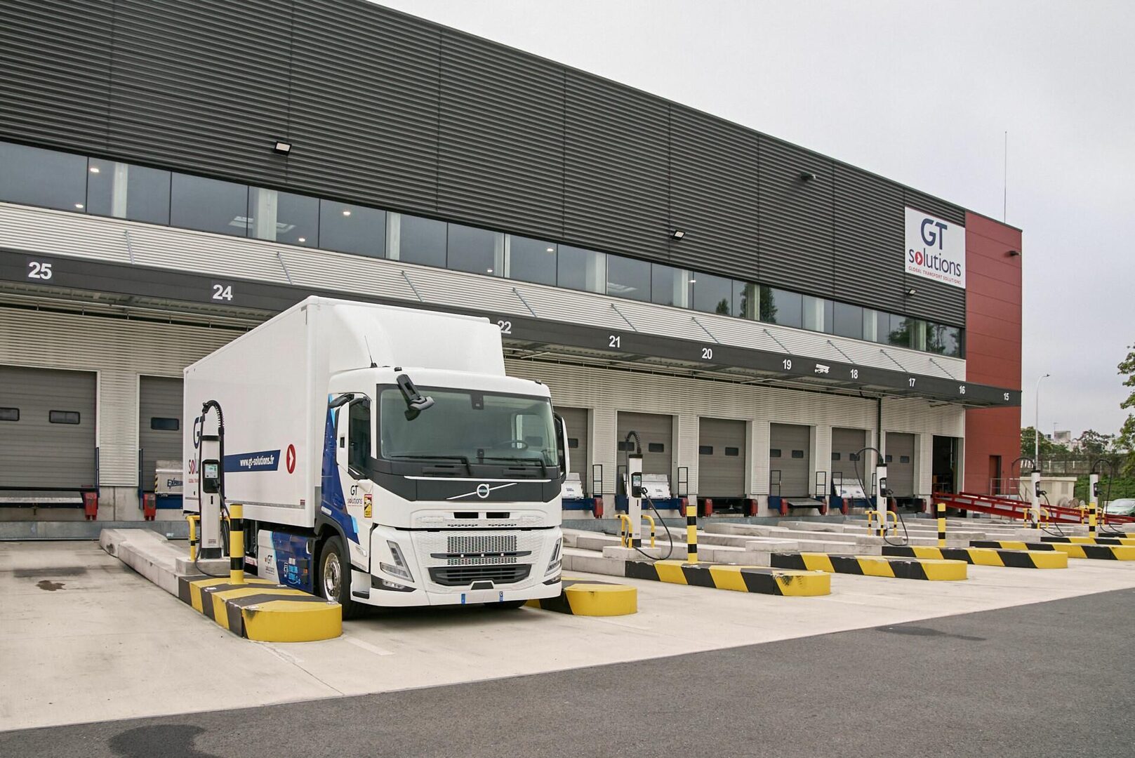 découvrez nos solutions complètes en logistique poids lourd, optimisant le transport et la gestion de vos marchandises. bénéficiez de notre expertise pour des opérations efficaces et sécurisées.